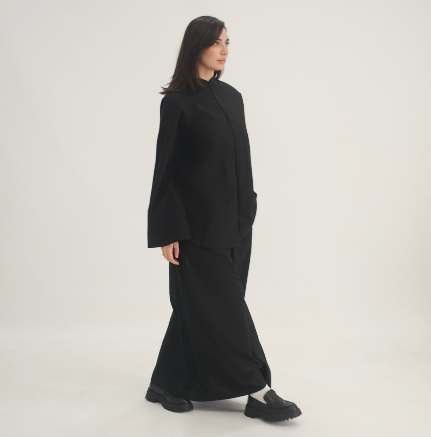 Moon Bào sets black
